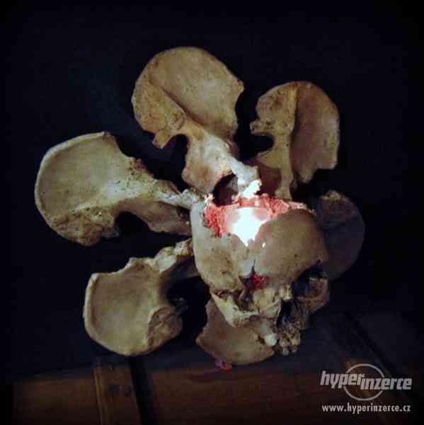 Svícny z lidských lebek a kostí - foto 8
