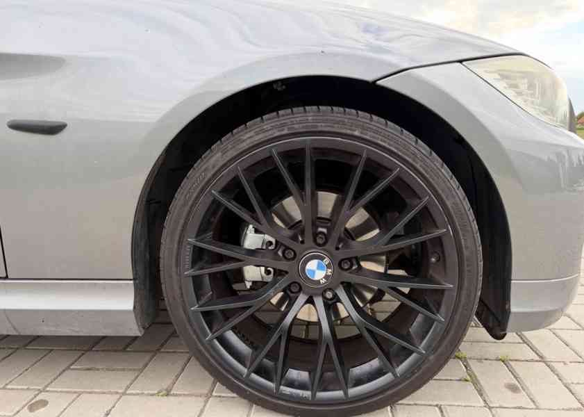 BMW 320i (125 kW) | Manuál | R.v. 2009 | 2 sady originál ALU - foto 3