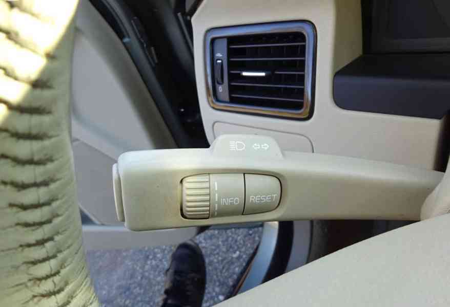 Volvo XC 70 2.4 D5 AWD Combi r.v.2008 (136 kw) ČR - foto 12