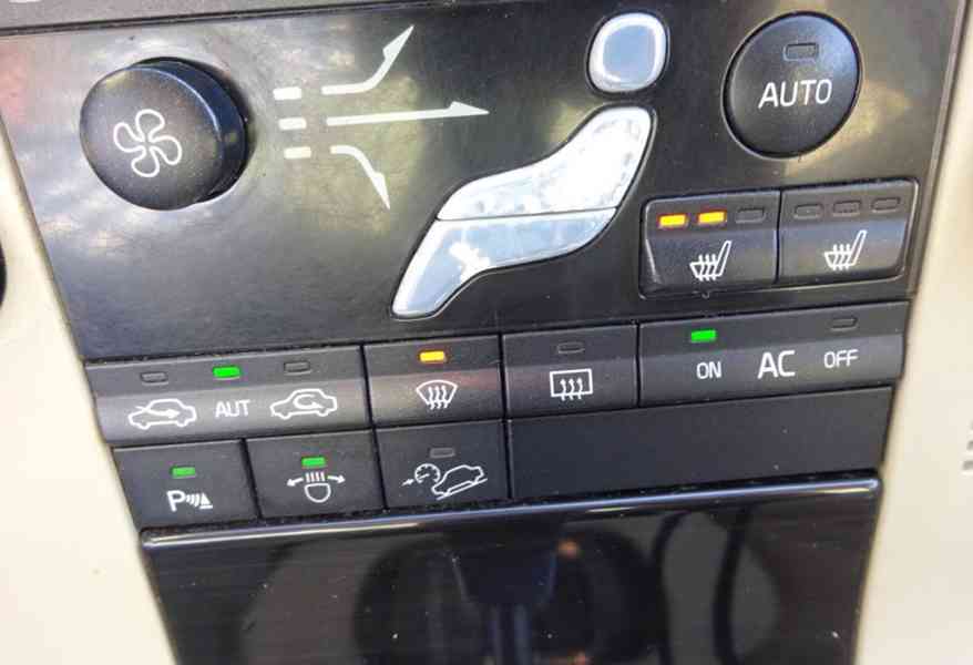 Volvo XC 70 2.4 D5 AWD Combi r.v.2008 (136 kw) ČR - foto 10