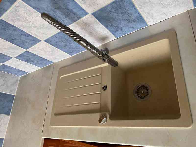 Kuchyňský dřez s baterií a odkapávačem - foto 2