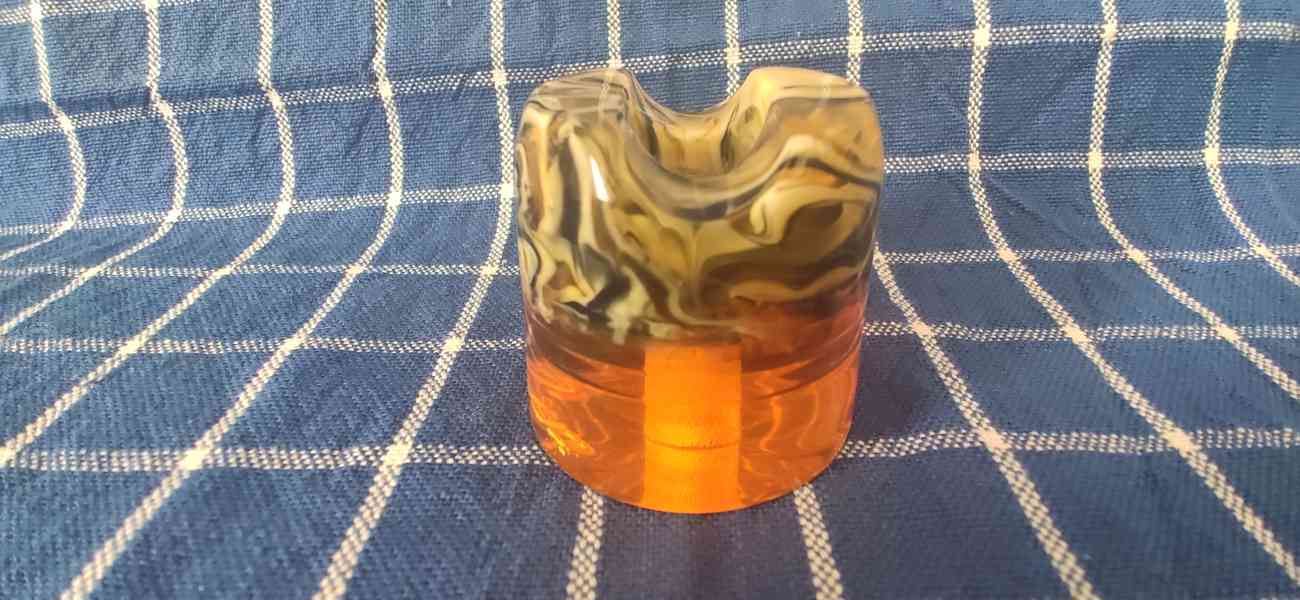 Yaqi stojánek na holící strojek z pryskyřice - foto 4