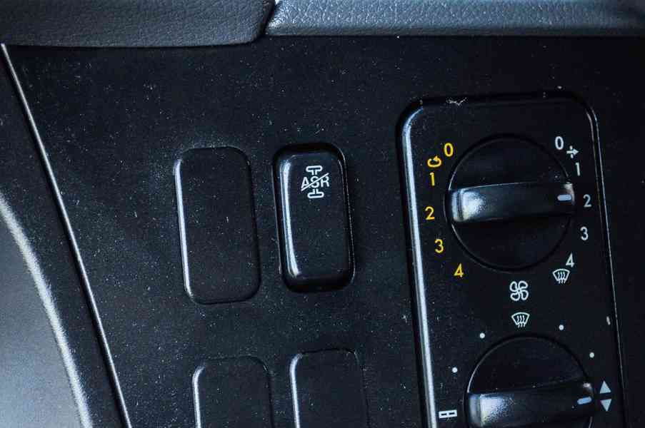 MERCEDES ATEGO 1218 - NOVÝ HÁKOVÝ NOSIČ KONTEJNERŮ + RUKA - foto 65