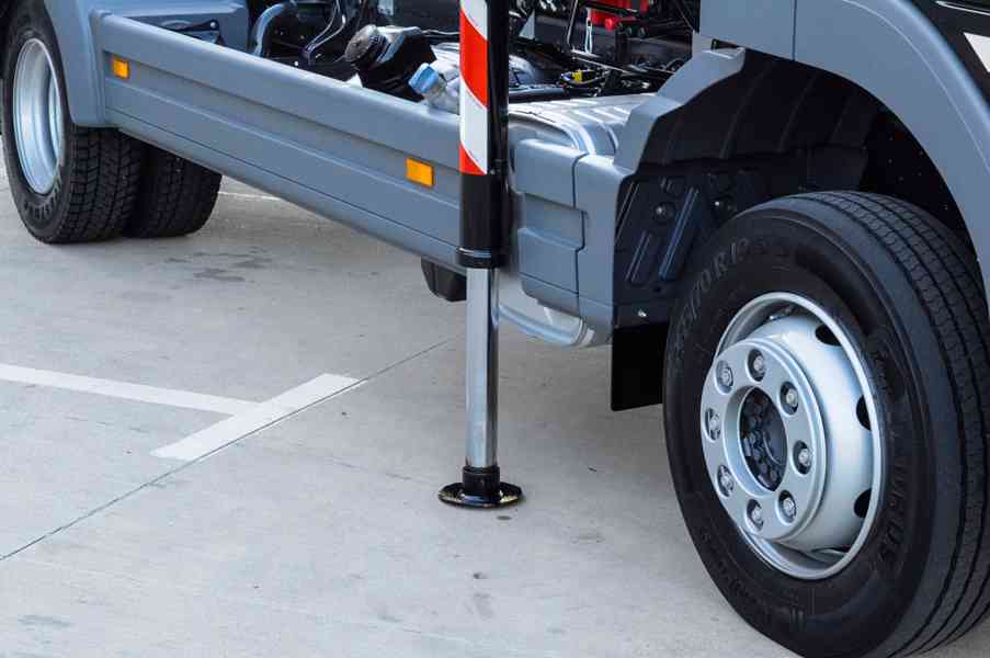 MERCEDES ATEGO 1218 - NOVÝ HÁKOVÝ NOSIČ KONTEJNERŮ + RUKA - foto 114