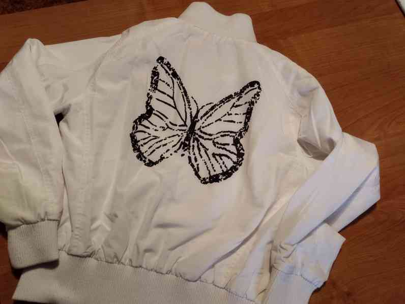 dívčí bunda 36 bílá s motýlem - foto 2
