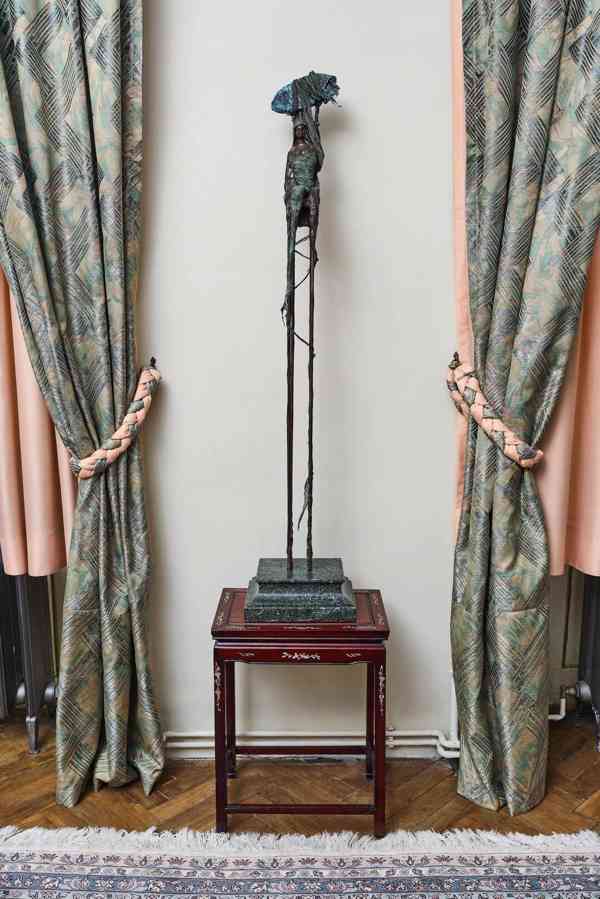 Figurální plastika na vysokém podstavci. Výška 134 cm - foto 2