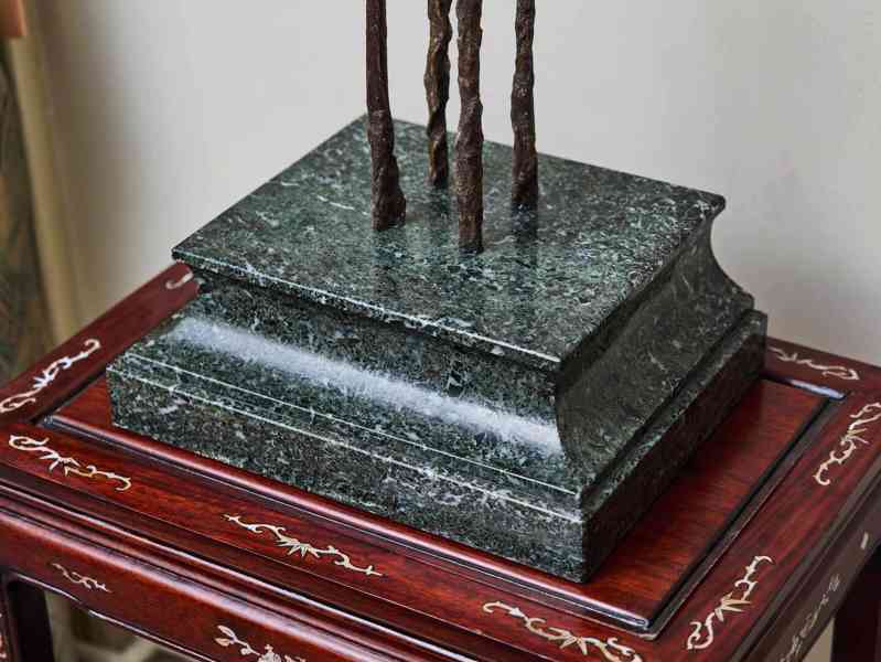 Figurální plastika na vysokém podstavci. Výška 134 cm - foto 3