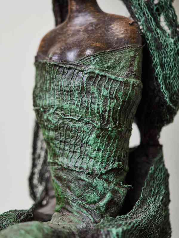 Figurální plastika na vysokém podstavci. Výška 134 cm - foto 7