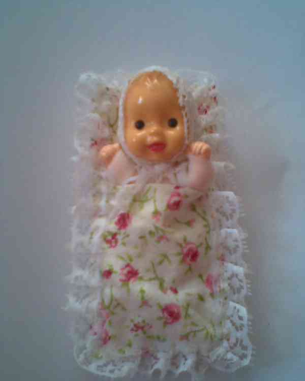 Retro panenka s kolébkou a kočárkem