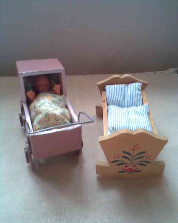 Retro panenka s kolébkou a kočárkem - foto 2