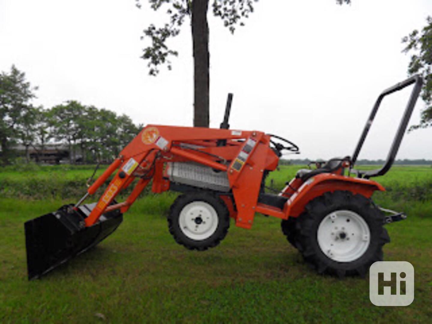 Traktor Kubota B1400 s čelným nakladačom - foto 1