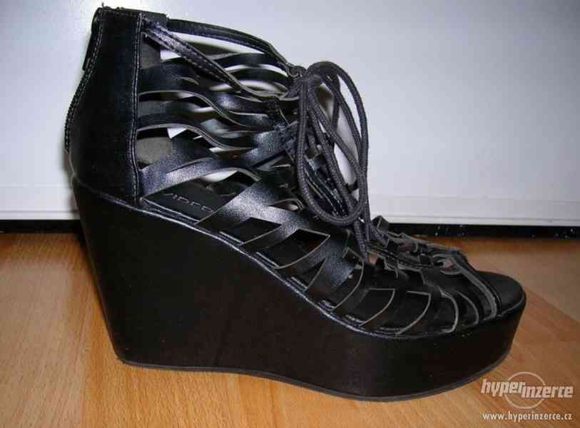 Černé sandálky - platformy - na klínu H&M velikost 40 - foto 1