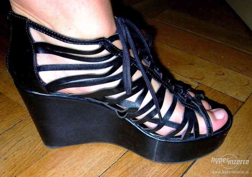 Černé sandálky - platformy - na klínu H&M velikost 40 - foto 2