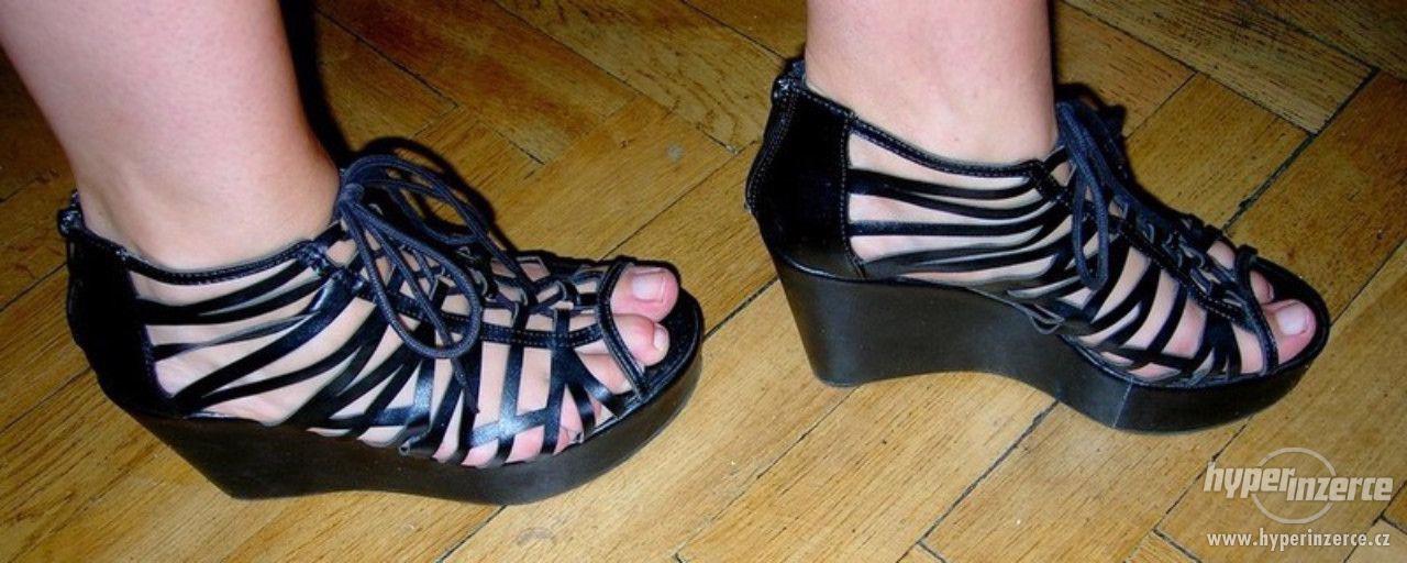 Černé sandálky - platformy - na klínu H&M velikost 40 - foto 3
