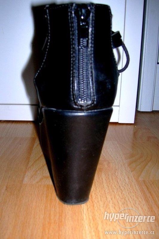 Černé sandálky - platformy - na klínu H&M velikost 40 - foto 4