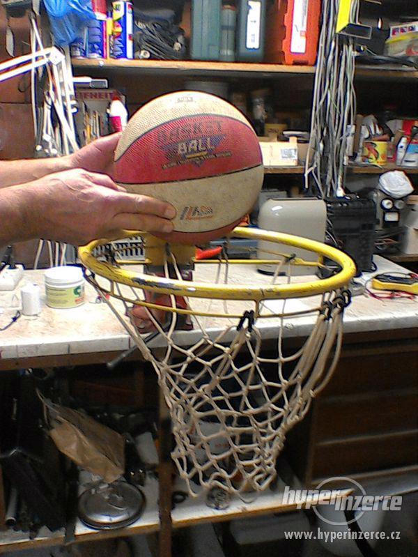 Koš a míč na basketbal - foto 1