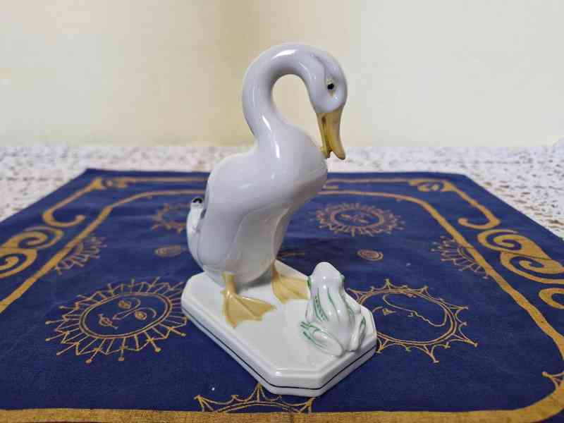 Hezká porcelánová plastika Kachna a Žába Horní Slavkov - foto 3