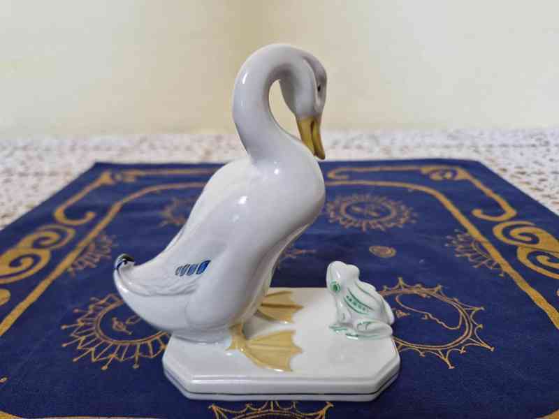 Hezká porcelánová plastika Kachna a Žába Horní Slavkov - foto 4