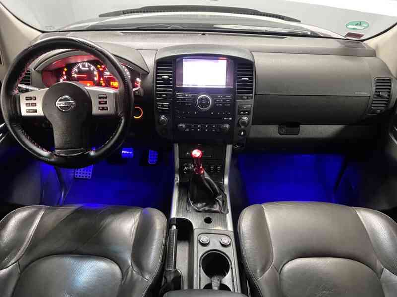 Nissan Pathfinder 2.5 dCi 4x4 7míst 140kw - foto 9