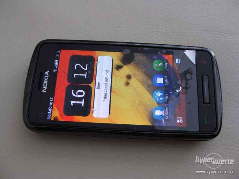 Nokia C6-01 - dotykový telefon z r.2011 v TOP stavu - foto 2