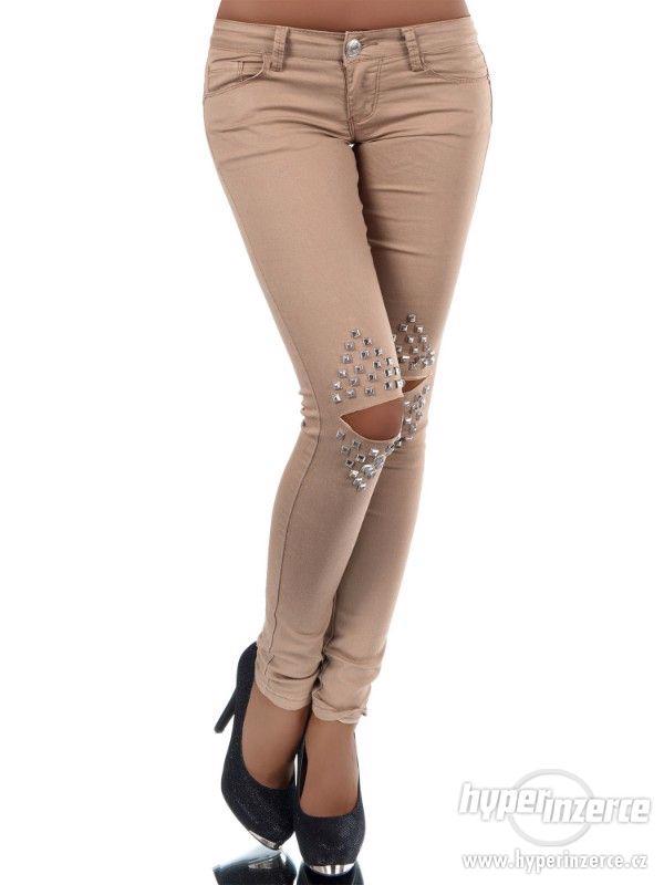 Nové dámské džíny s průstřihy na kolenou - foto 4