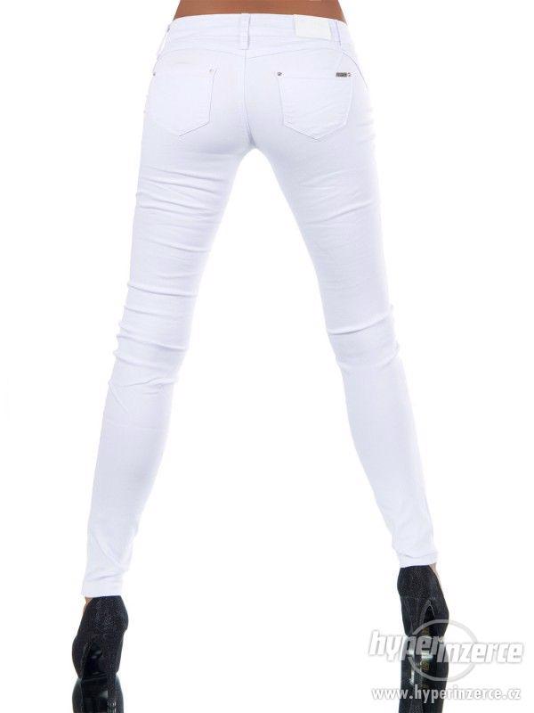 Nové dámské džíny s průstřihy na kolenou - foto 9