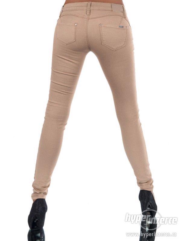 Nové dámské džíny s průstřihy na kolenou - foto 10