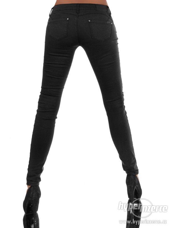 Nové dámské džíny s průstřihy na kolenou - foto 11