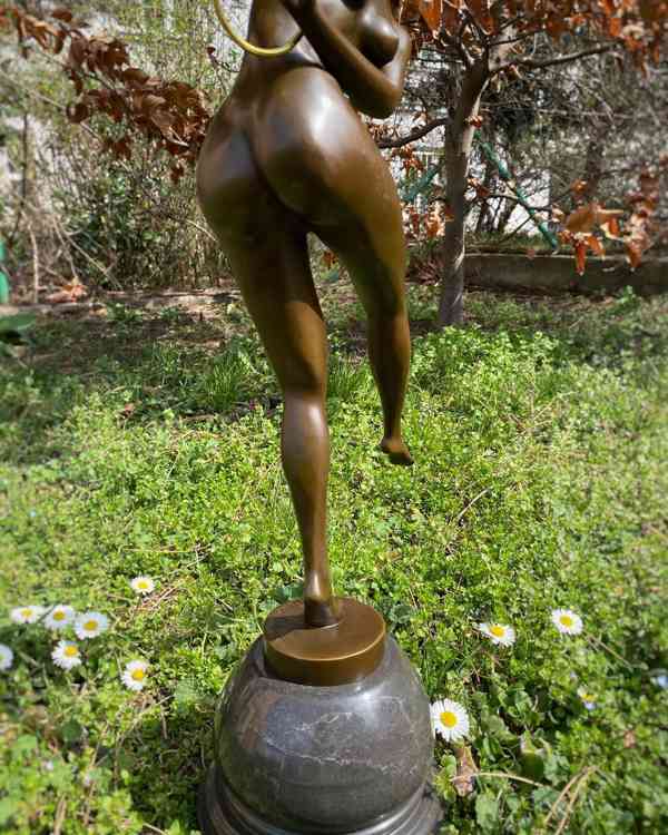 Bronzová socha soška - Tanečnice s kroužky - foto 3