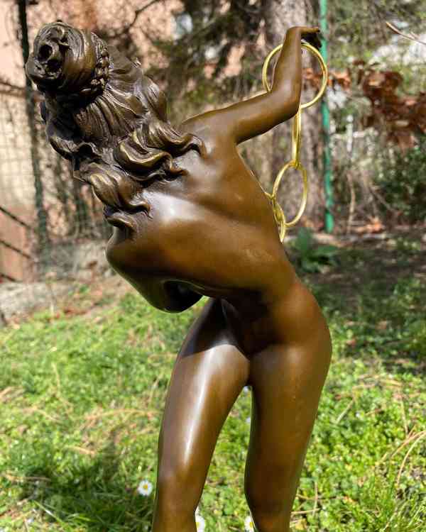 Bronzová socha soška - Tanečnice s kroužky - foto 8