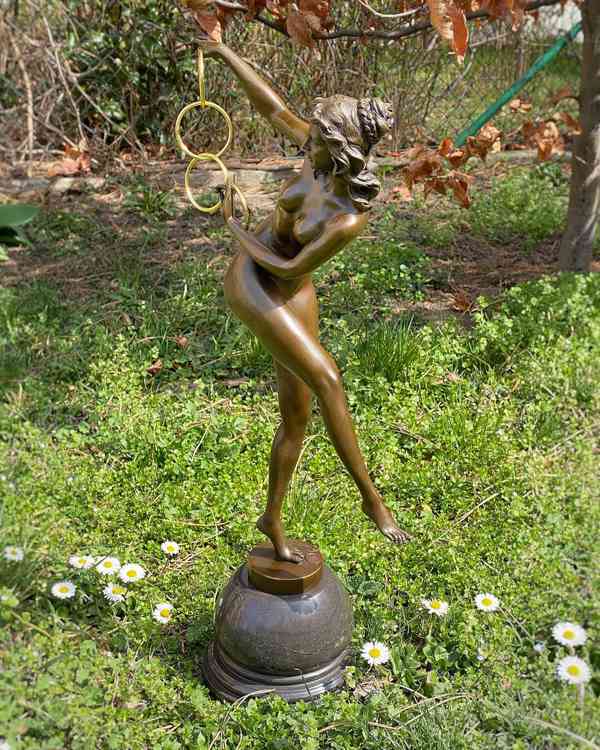 Bronzová socha soška - Tanečnice s kroužky - foto 7