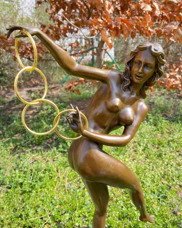 Bronzová socha soška - Tanečnice s kroužky - foto 2