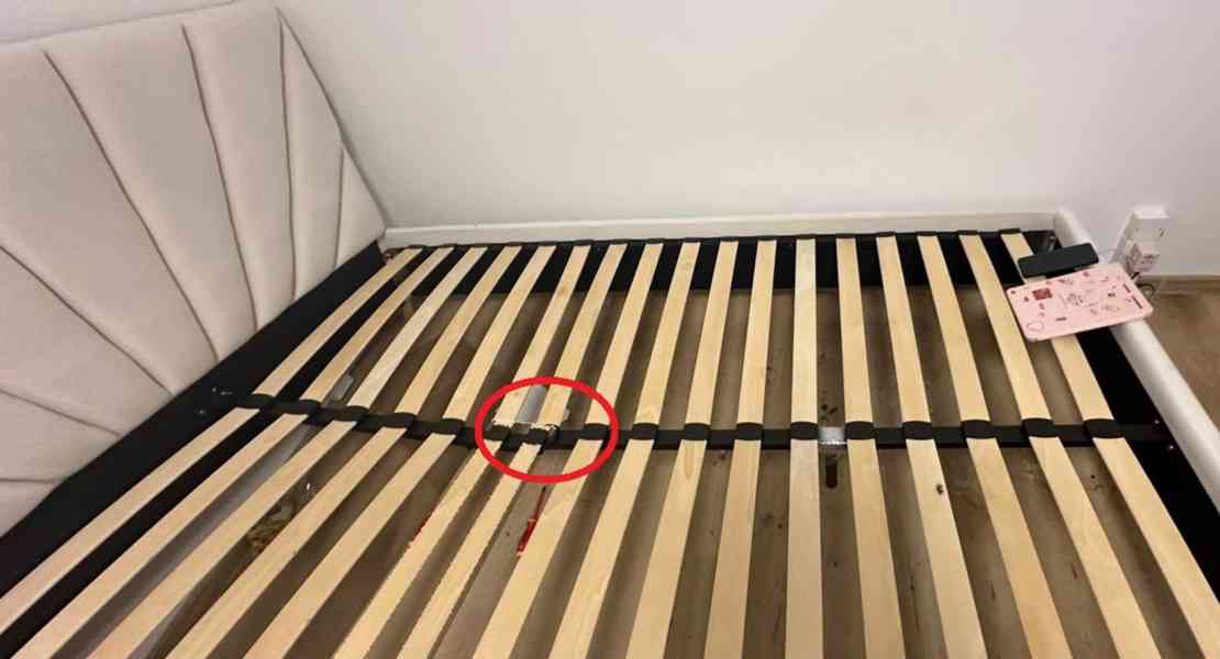 Nabízím za odvoz rok používanou postel včetně roštů. - foto 3