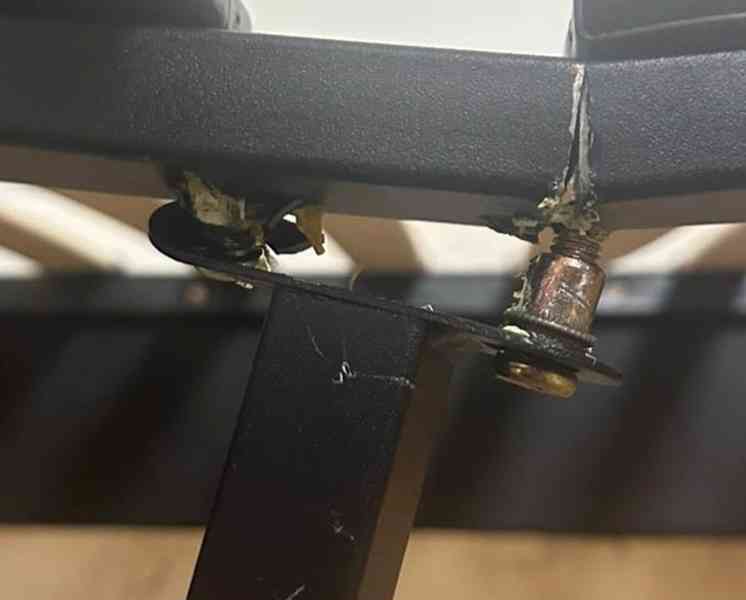 Nabízím za odvoz rok používanou postel včetně roštů. - foto 4