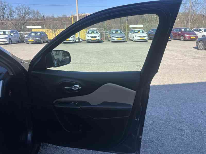 Jeep Cherokee 2.2 CRD 4x4/147kW/Automat/1MAJ - foto 22