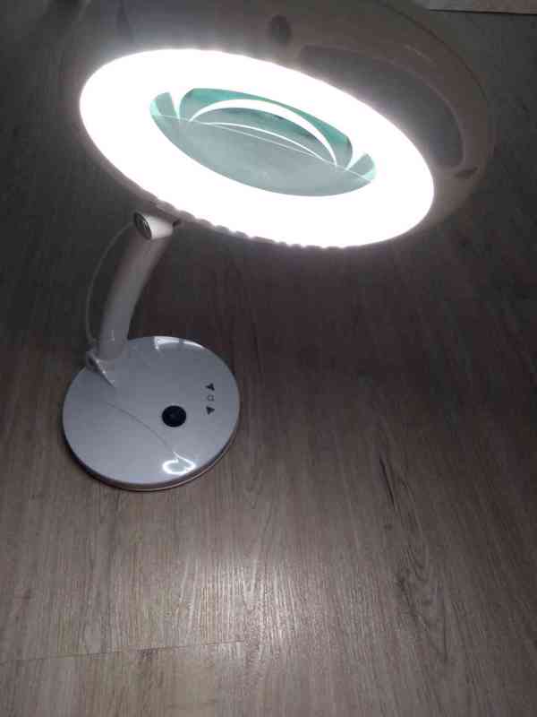 Stolní lupa s LED osvětlením - foto 3