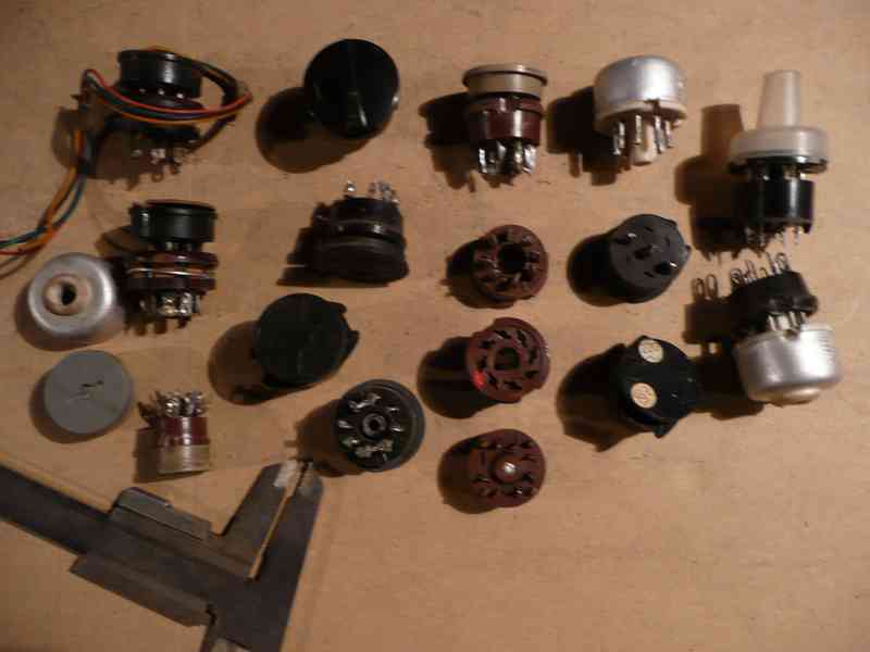 Staré přístrojové konektory, zdířky, zásuvky zástrčky ad. - foto 6