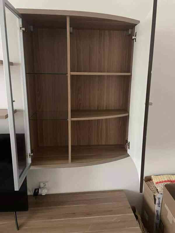 Obývací stěna s prosklenými vitrínami - foto 8