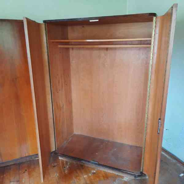 Prodám 2ks leštěné šatní skříně - foto 2