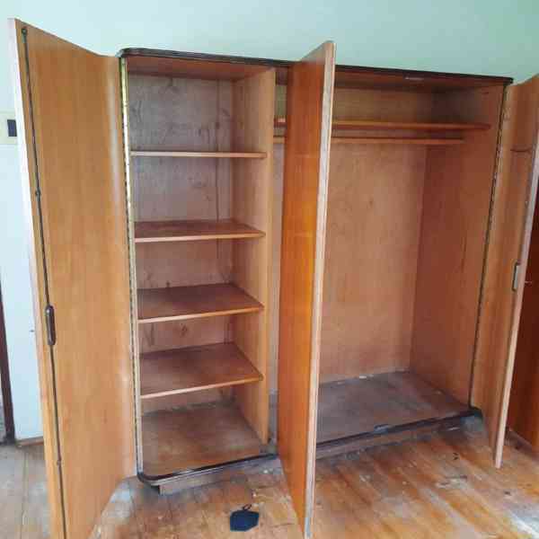 Prodám 2ks leštěné šatní skříně - foto 3