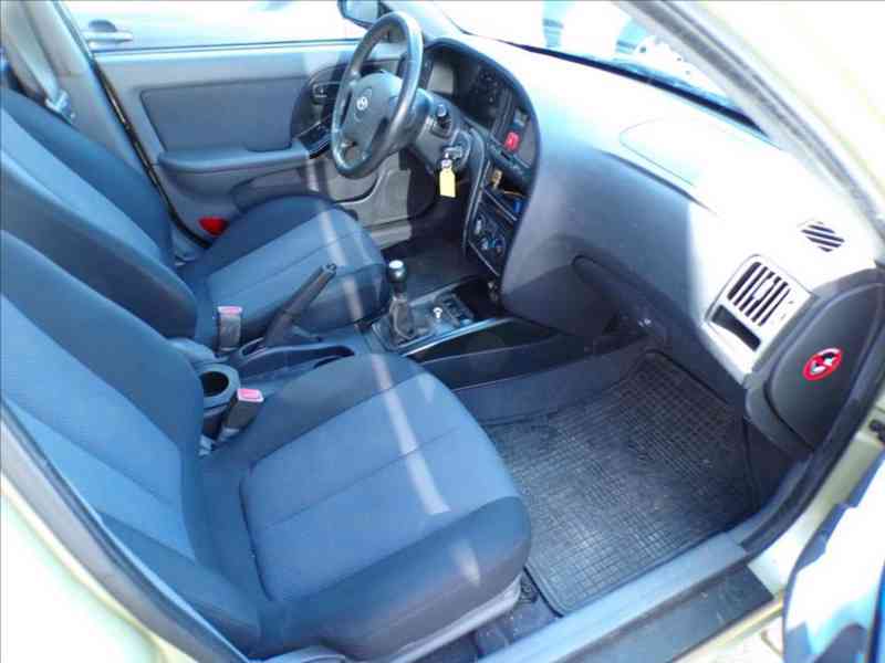 Hyundai Elantra 1,6 16V KLIMA - foto 10