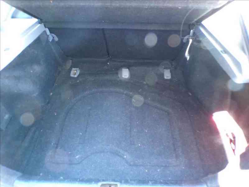 Hyundai Elantra 1,6 16V KLIMA - foto 8