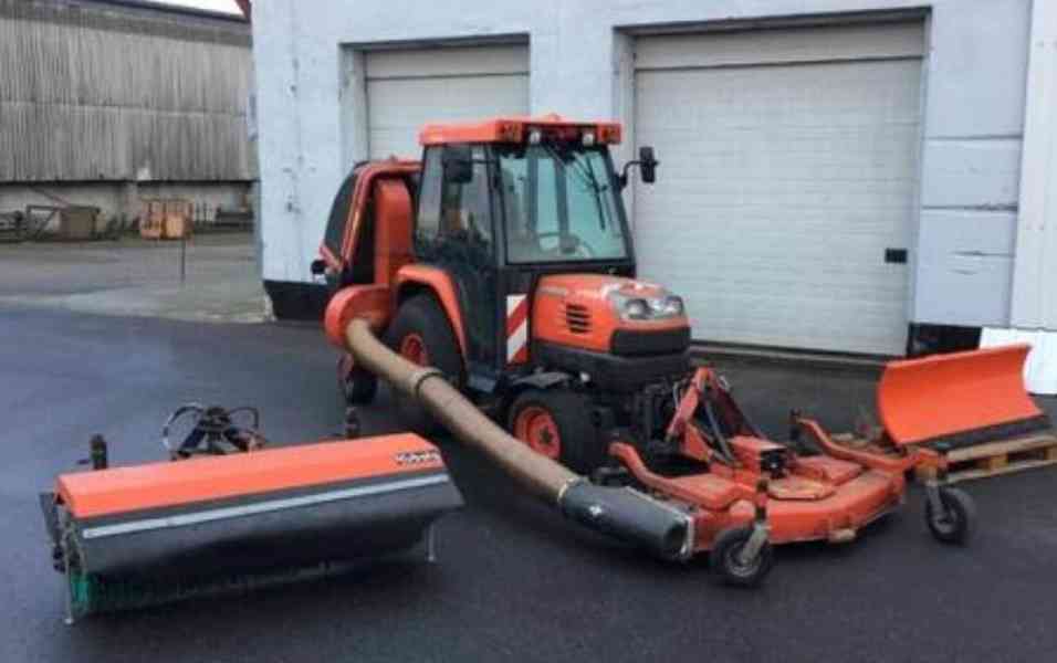 Komunální traktor Kubota - foto 1