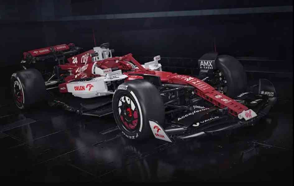 Nová stavebnice vozu F1 Alfa Romeo     1:8 - foto 1