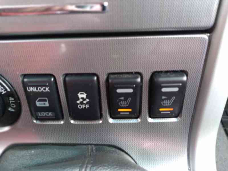 NISSAN NAVARA 2.5 dCi 140kW 4x4 MANUÁL DOUBLE CAB - foto 24