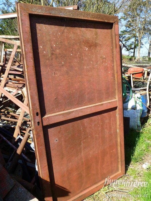 dvoukřídlá plechová vrata - foto 1