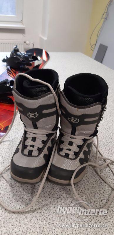 Snowboard 155 cm + vázání a boty - foto 2