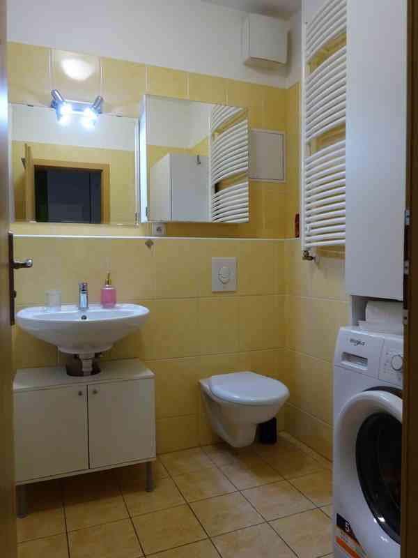 2+kk, 49 m2 + balkon 5 m2, novostavba z roku 2008 v Praze 10 - foto 3