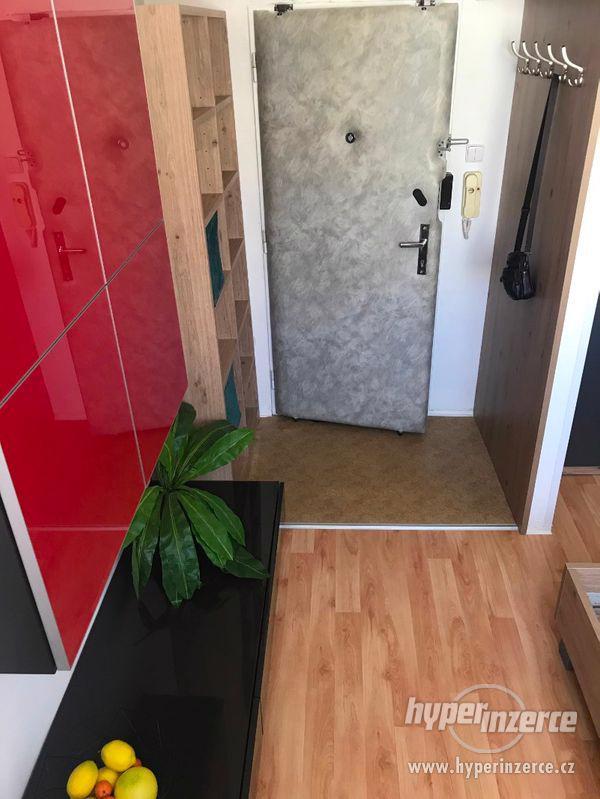 Byt 1+1 30m2 po rekonstrukci s luxusním nábytkem - foto 6