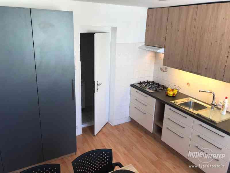 Byt 1+1 30m2 po rekonstrukci s luxusním nábytkem - foto 9